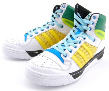 Adidas Originals в очередной раз порадовал японских сникерхедов, выпустив «сборную-солянку» кроссовок, объединенных в коллекцию, получившую название Techno Rave.
